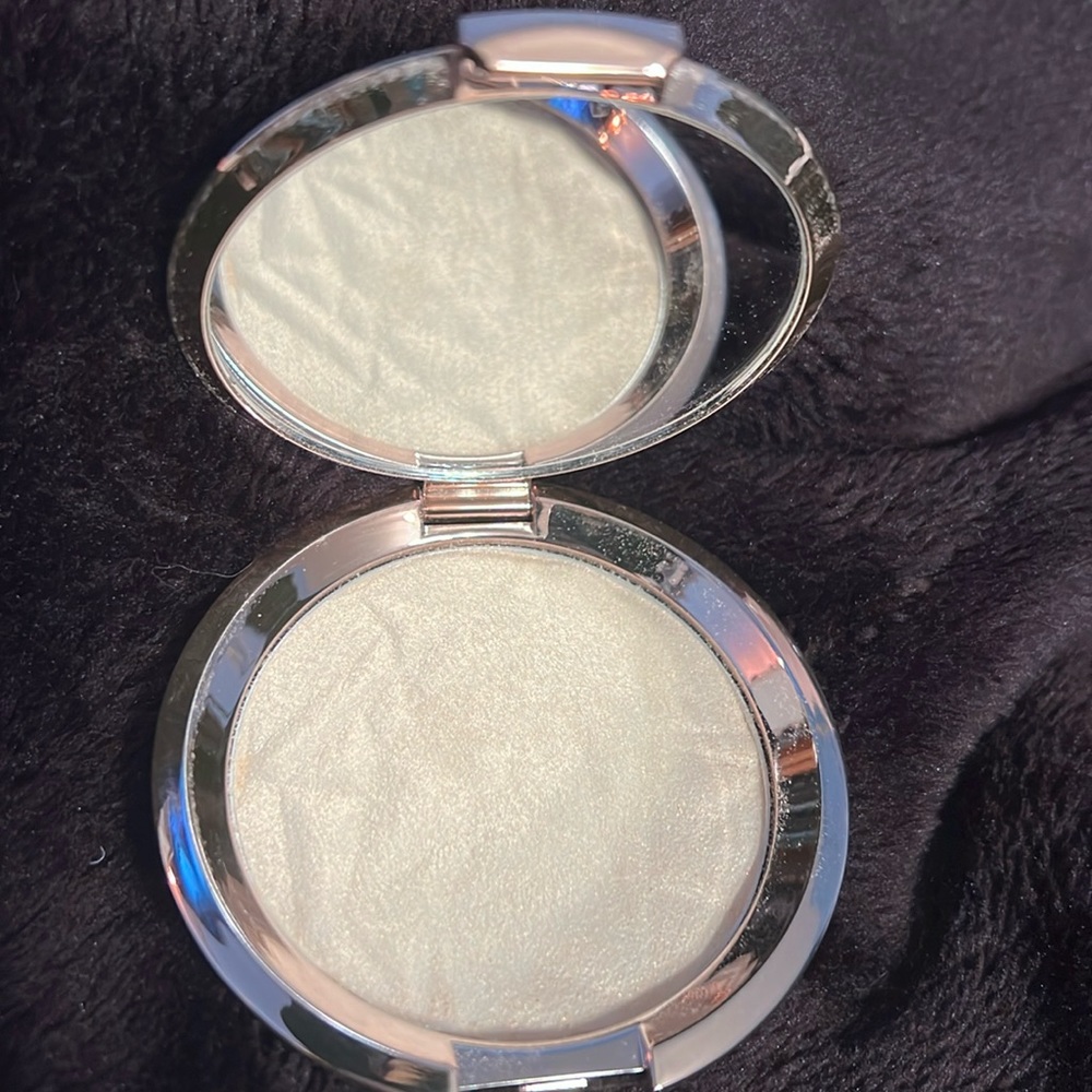 Becca Cosmetics Highlighter